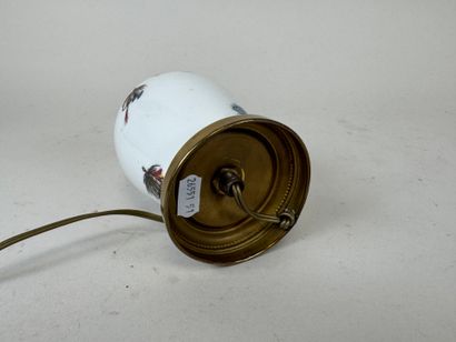 Petit pied de lampe en porcelaine à décor...