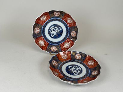 Style IMARI, JAPON, XXe.
Paire d'assiettes...