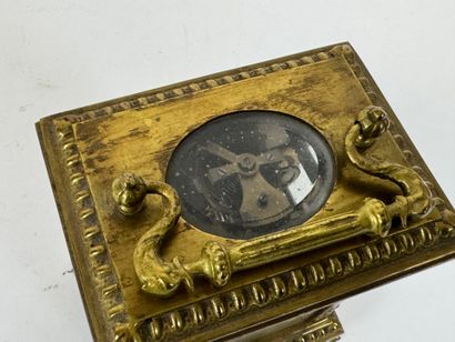 Pendule de voyage en bronze et laiton, le...