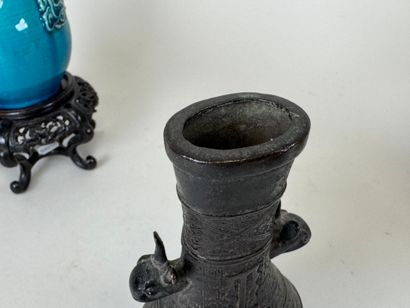 ASIE, XXe.
Vase bouteille en céramique bleue...