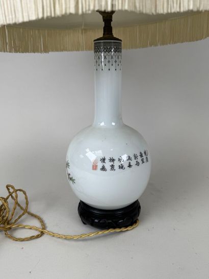 ASIE, XXe.
Vase monté en lampe en porcelaine...