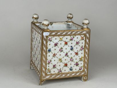 Important cache-pot en porcelaine polychrome...