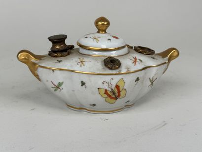 Encrier repose-plumes en porcelaine polychrome...