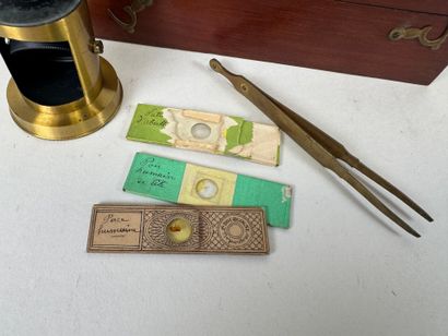 Petit microscope cylindrique en laiton présenté...