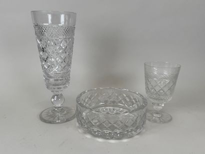 Lot en cristal taillé comprenant une coupe...