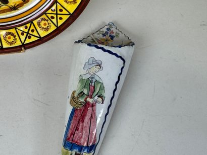 HENRIOT QUIMPER.
Assiette décorative en faïence...