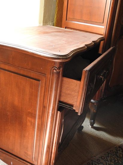 Lot including :
- a carved wood cabinet opening...