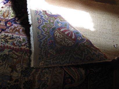 Polychrome wool mechanical rug decorated...