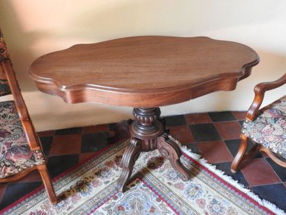Lot including :
- a pair of carved wood armchairs...