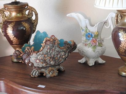 Lot including :
- two painted porcelain lamps....