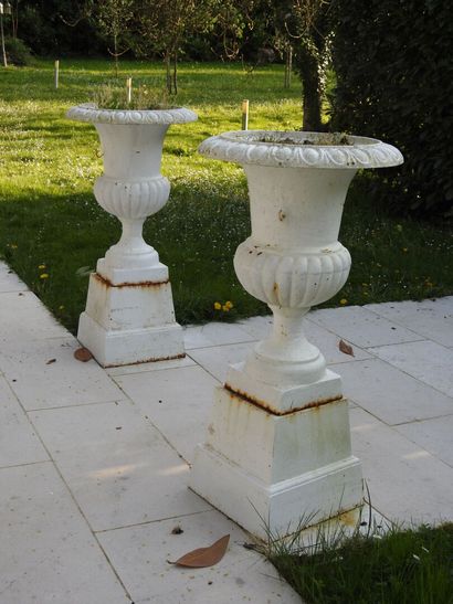 Paire de vases Médicis en fonte laqués blanc,...