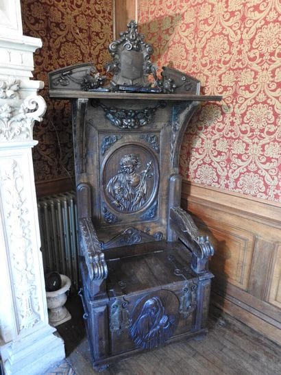 Carved oak cathedra decorated with Saint...