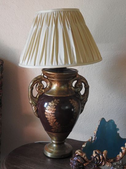 Lot including :
- two painted porcelain lamps....