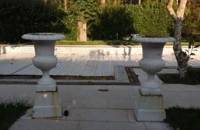 Paire de vases Médicis en fonte laqués blanc,...