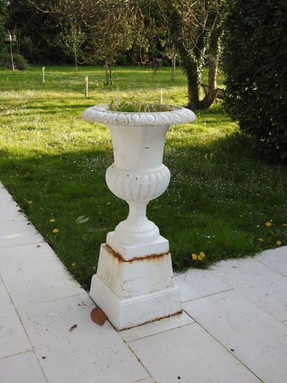 Paire de vases Médicis en fonte laqués blanc,...