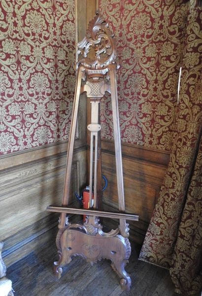 Large carved wood easel. 
20th century. 
210...