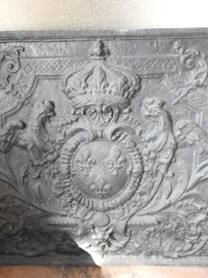 Cast iron fireback decorated with the coat...