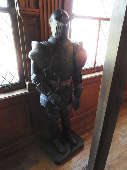 Important riveted metal armor with fancy...