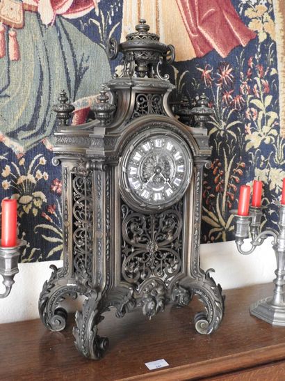 Partially openwork bronze clock, the enameled...