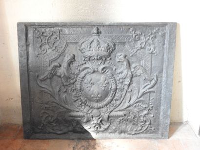 Cast iron fireback decorated with the coat...