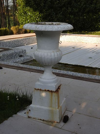 Paire de vases Médicis en fonte laqués blanc,...