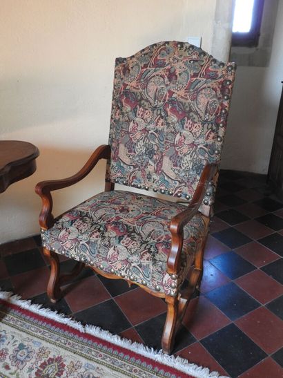 Lot including :
- a pair of carved wood armchairs...