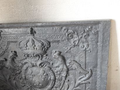 Cast iron fireback decorated with the coat...