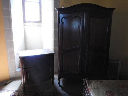 Lot including :
- a carved wood cabinet opening...