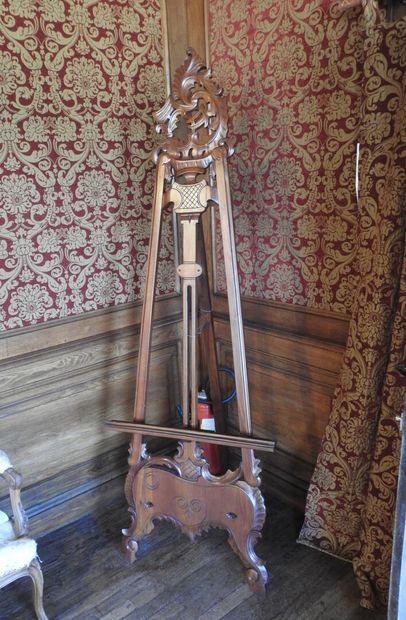 Large carved wood easel. 
20th century. 
210...