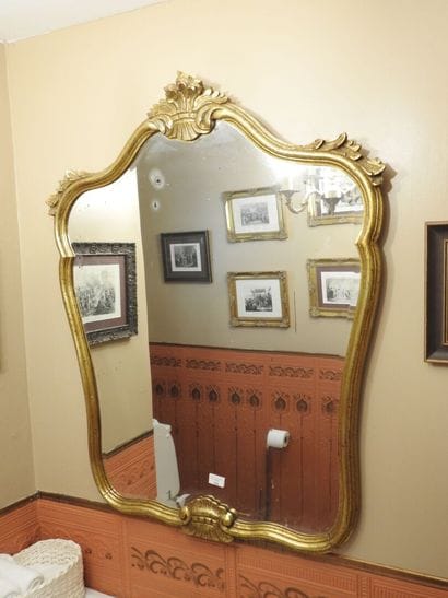 Molded and gilded wood mirror. 
20th century....