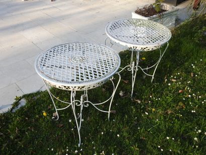 Deux tables circulaires de jardin en métal...