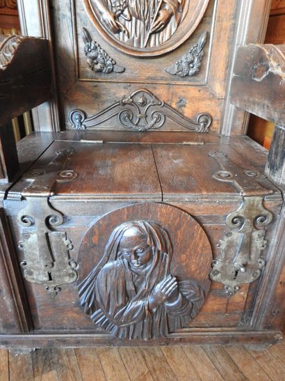 Carved oak cathedra decorated with Saint...