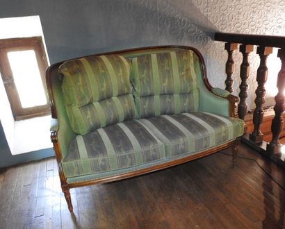 Carved wood two-seater bench, fluted legs.
Louis...