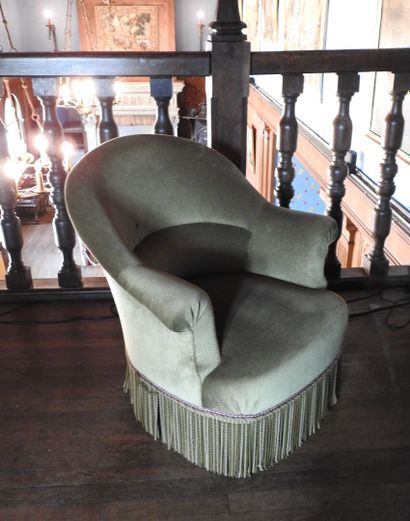 Frog armchair in green velvet, on castors.
80...