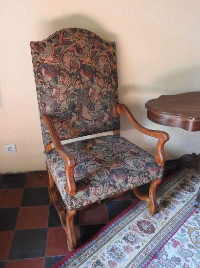 Lot including :
- a pair of carved wood armchairs...