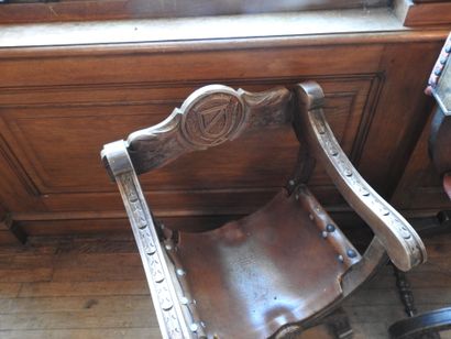 Two curved armchairs in carved wood, leather...