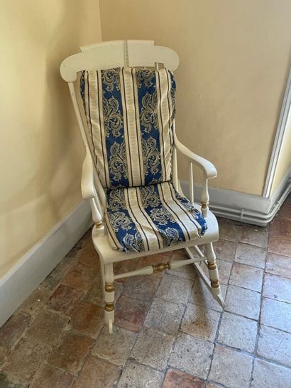 Rocking chair in white lacquered wood.
20th...