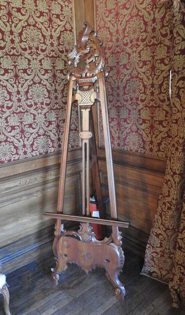 Large carved wood easel. 
20th century. 
210...