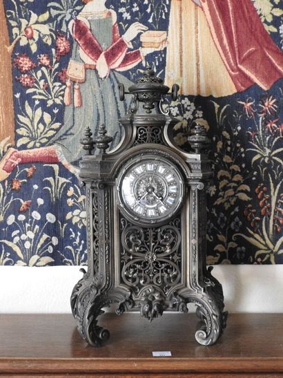 Partially openwork bronze clock, the enameled...