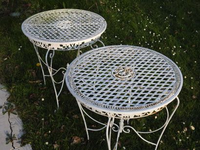 Deux tables circulaires de jardin en métal...