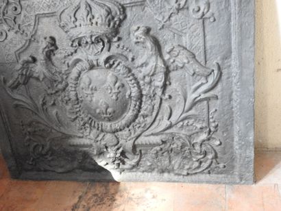 Cast iron fireback decorated with the coat...