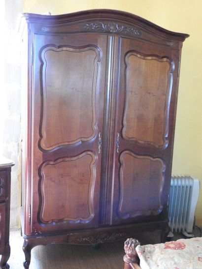 Lot including :
- a carved wood cabinet opening...