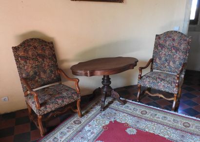 Lot including :
- a pair of carved wood armchairs...
