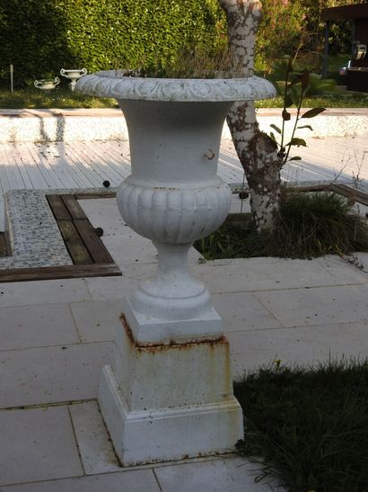 Paire de vases Médicis en fonte laqués blanc,...