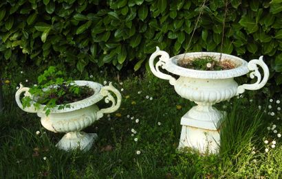 Paire de vases Médicis en fonte laqués blanc...