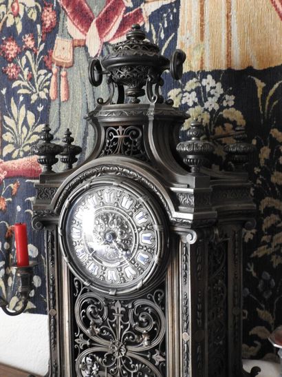Partially openwork bronze clock, the enameled...