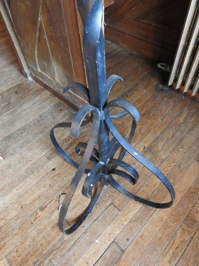 Large wrought-iron coat stand with twisted...