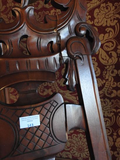 Large carved wood easel. 
20th century. 
210...
