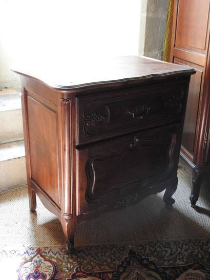 Lot including :
- a carved wood cabinet opening...