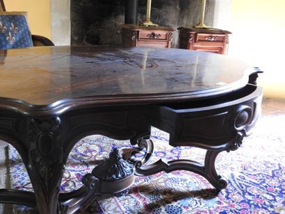 Violin-shaped table in carved wood, opening...